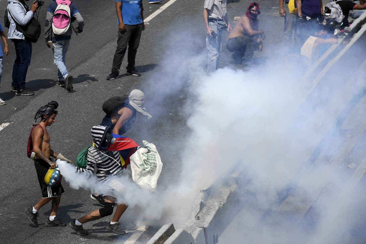 En algunas zonas de la capital hubo enfrentamientos entre manifestantes y fuerzas del régimen de Maduro, donde hubo intercambio de piedras y bombas lacrimógenas.