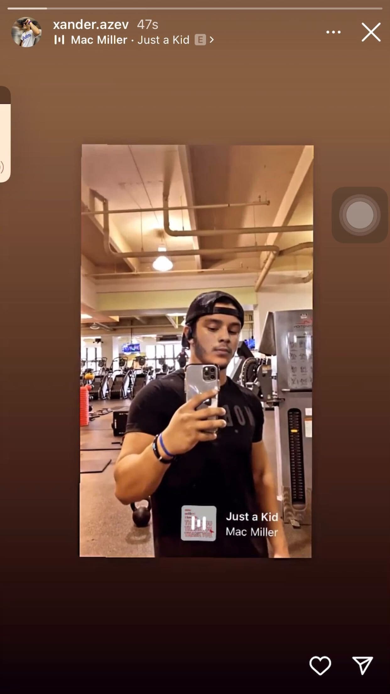 Sus brazos se notan mucho más torneados, respecto a anteriores ocasiones en que había aparecido.
<br>