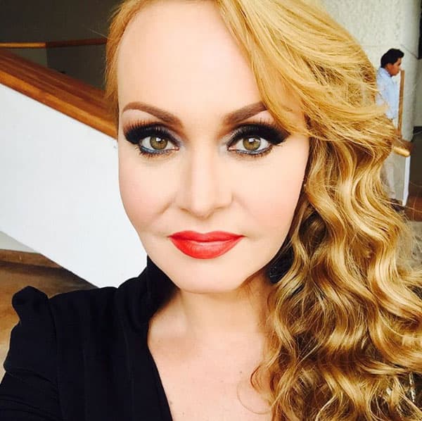 Se ha mantenido vigente gracias a las obras de teatro en las que participa en México.