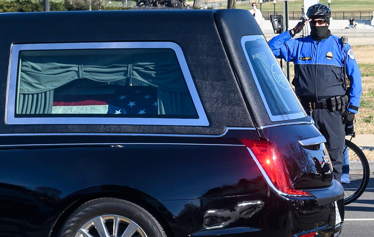 "El violento y mortal acto de insurrección contra el Capitolio, el templo de la democracia en Estados Unidos, y sus trabajadores fue una tragedia profunda y una mancha en la historia de nuestro país", manifestó la líder de la mayoría demócrata en la Cámara de Representantes, Nancy Pelosi, cuya oficina fue vandalizada y robada por los seguidores de Trump que irrumpieron en el Capitolio.