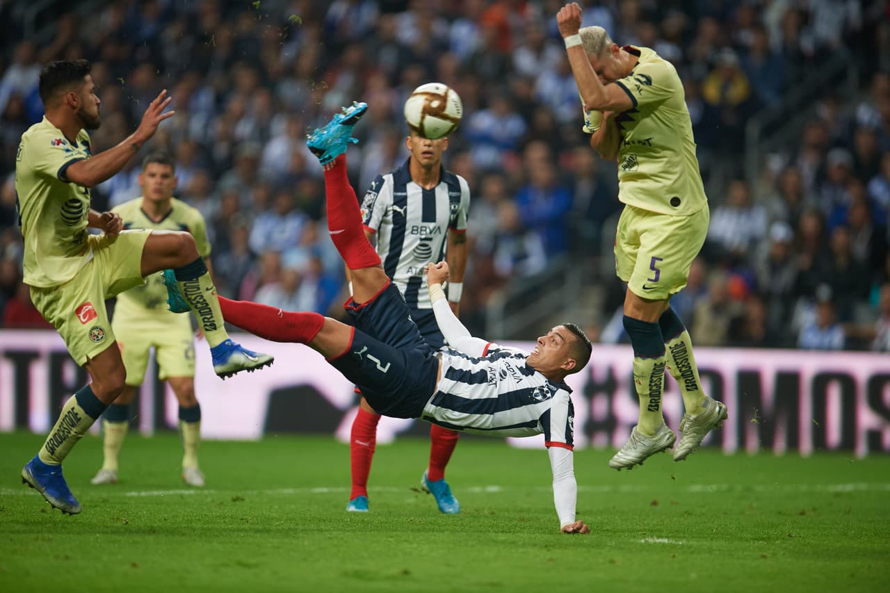 De repente, cuando el tiempo expiraba llegó una genialidad a las que nos tiene acostumbrados con una magnífica chilena que terminó en el fondo de las redes.