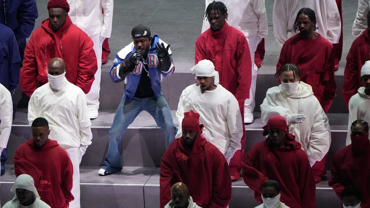 Kendrick Lamar presentó un show apoyado de decenas de bailarines.