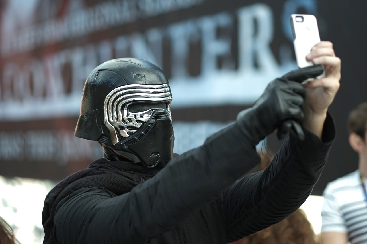 "Kylo Ren" captura en un selfie su llegada al centro de convenciones Jacob K. Javits, en Manhattan, donde se lleva a cabo Comic Con 2016.