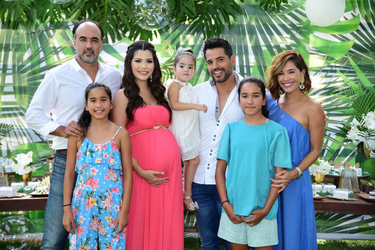 Karla Martínez, cuñada de Ana Patricia, asistió acompañada por su esposo e hijas.