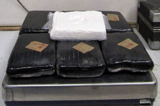 También en el Puerto de Nogales, fueron arrestados un hombre mexicano y una mujer de Tucson por dos intentos de contrabandear en total 42 libras de cocaína.