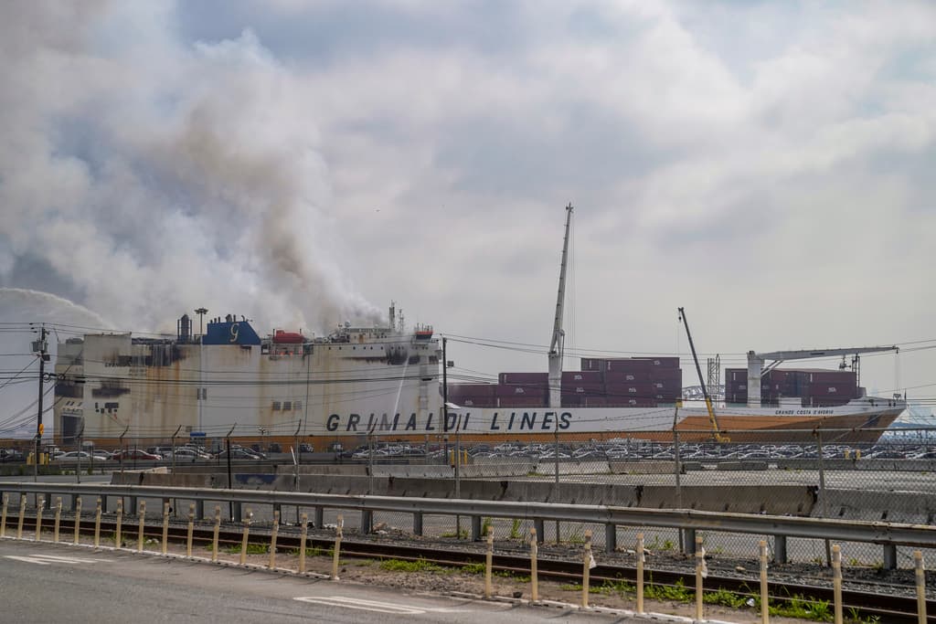 Los bomberos que respondieron al aviso encontraron entre cinco y siete vehículos ya en llamas cuando llegaron al 10mo piso del mercante en el puerto de Newark en torno a las 9:30 pm del miércoles. 
<br>