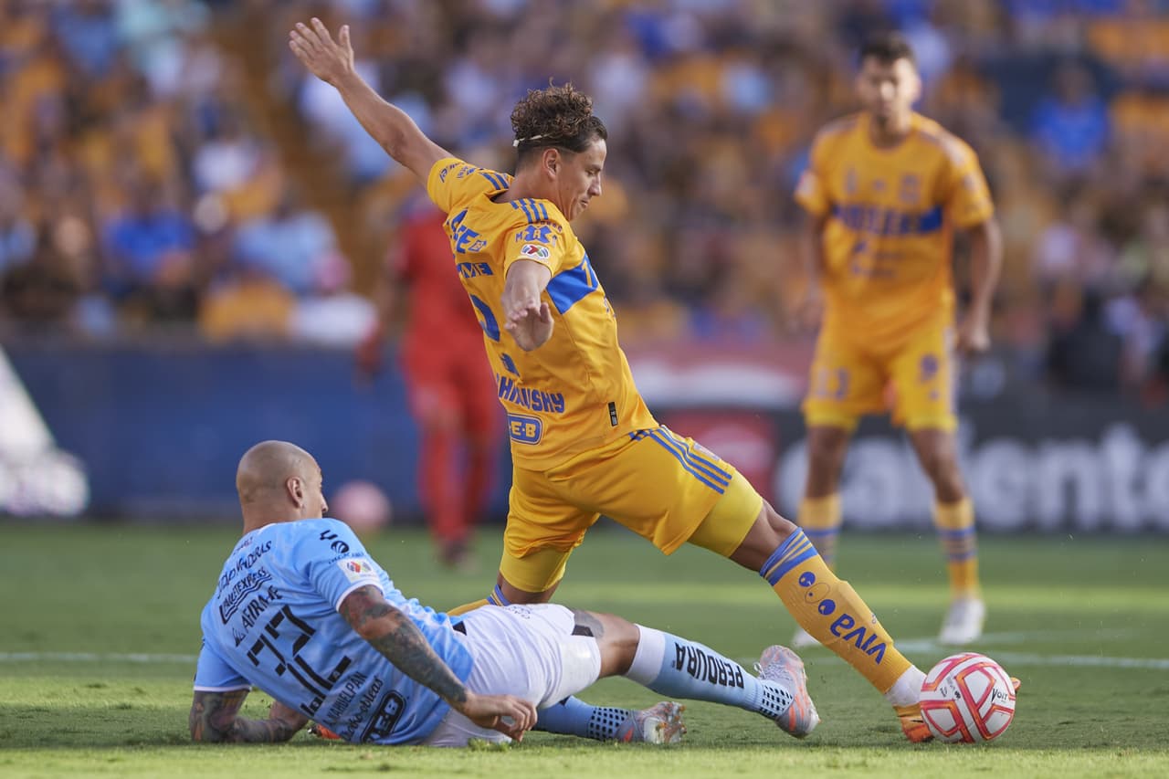 Tigres se llevó los tresn puntos ante Gallos Blancos en un partido en el que hubo tres jugadores expulsados .