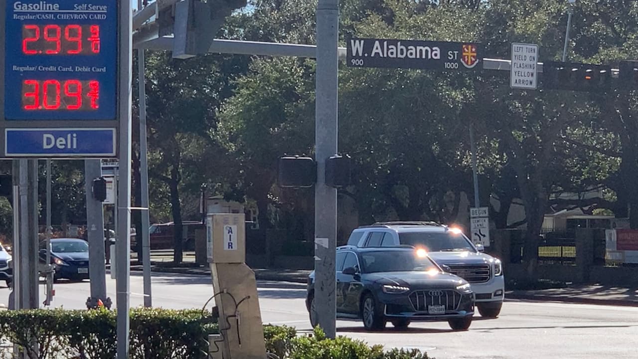 Entre el 1 de enero y el 4 de noviembre de 2021, casi 350,000 vehículos viajaron a través del sistema HCTRA con
<a href="https://www.univision.com/local/houston-kxln/video-sospechosos-irrumpen-con-armas-en-casa-de-empeno-de-houston-y-en-segundos-se-llevan-su-botin">placas de papel</a> que no podían asociarse con un propietario.