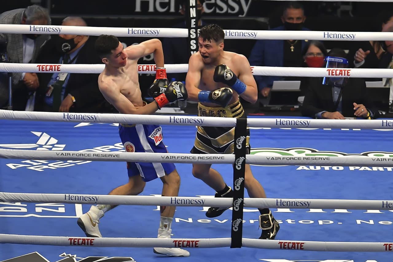 Aficionados disfrutan de las peleas previas al evento estelar entre Saú el 'Canelo' Álvarez y Billy Joe Saunders.