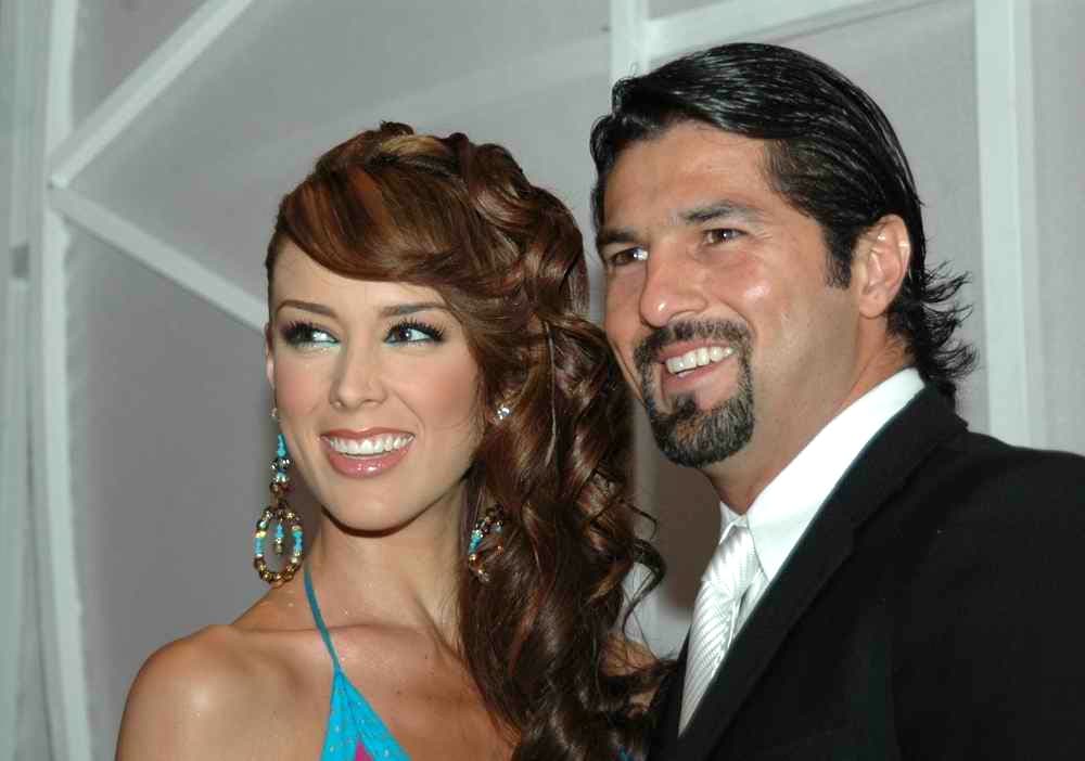 <b><a href="http://www.univision.com/temas/jacqueline-bracamontes">Jacqueline</a></b> también tuvo un breve romance con 
<b><a href="http://www.univision.com/temas/arturo-carmona">Arturo Carmona</a></b>, aunque esta relación sí la gritaron a los cuatro vientos.