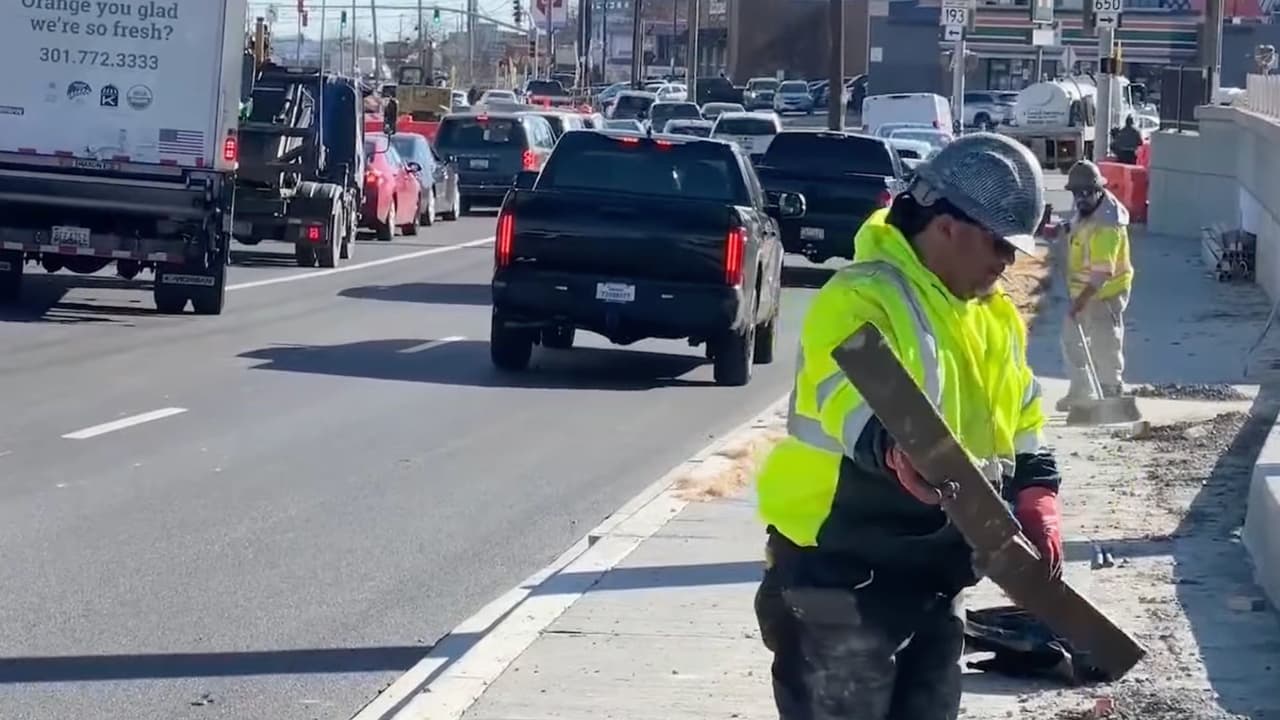 <b>Seguridad para trabajadores de construcción en Maryland</b>
<br>Una nueva regulación amplía el uso de cámaras de seguridad en zonas de obras, priorizando la protección de los trabajadores. Los conductores que no respeten estas áreas podrán enfrentarse a multas que oscilan entre los $60 y $500, dependiendo de la infracción.