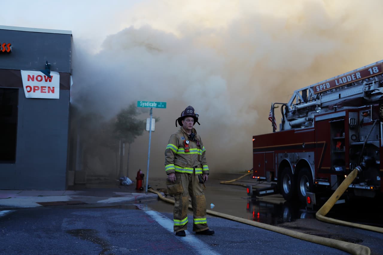 Tras los saqueos y la quema de tiendas en la noche del miércoles, los funcionarios estatales advirtieron que no tolerarían más desmanes, al tiempo que aseguraron que se está investigando el caso de la muerte de George Floyd.