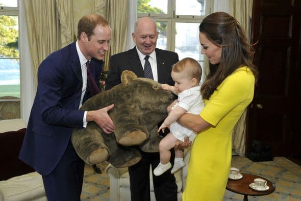 El principito recibió un lindo regalo, un enorme oso de peluche. Más videos de Chismes aquí.
