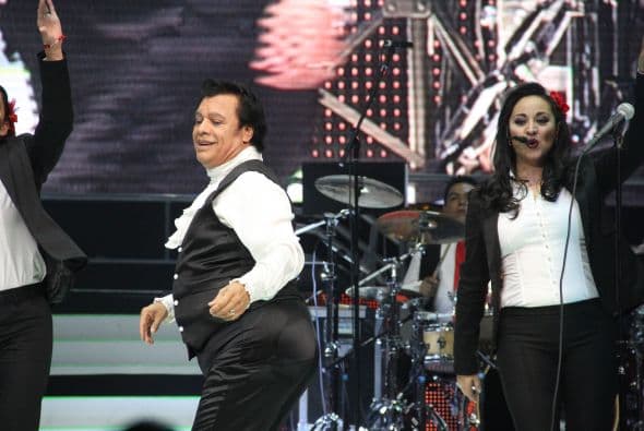 El Divo de Juárez, Juan Gabriel, hizo retumbar Phoenix con su música, su voz y sus bailes, enloqueciendo a miles de fans que llenaron el US Airways Center. Con un "¡Viva México!", Juanga arrancó su gira de conciertos del tour "Volver" ante un auditorio repleto que respondió con la misma pasión. Este ícono mexicano deleitó al público con sus grandes éxitos como "Querida", "El Noa Noa", "Inocente pobre amigo," y "Amor Eterno" entre muchos otros. El cantante se entregó por entero a sus seguidores, quienes cantaron, bailaron, lloraron y hasta aprovecharon para tomarse una selfie en un espectáculo que fue divertido y emotivo a la vez.