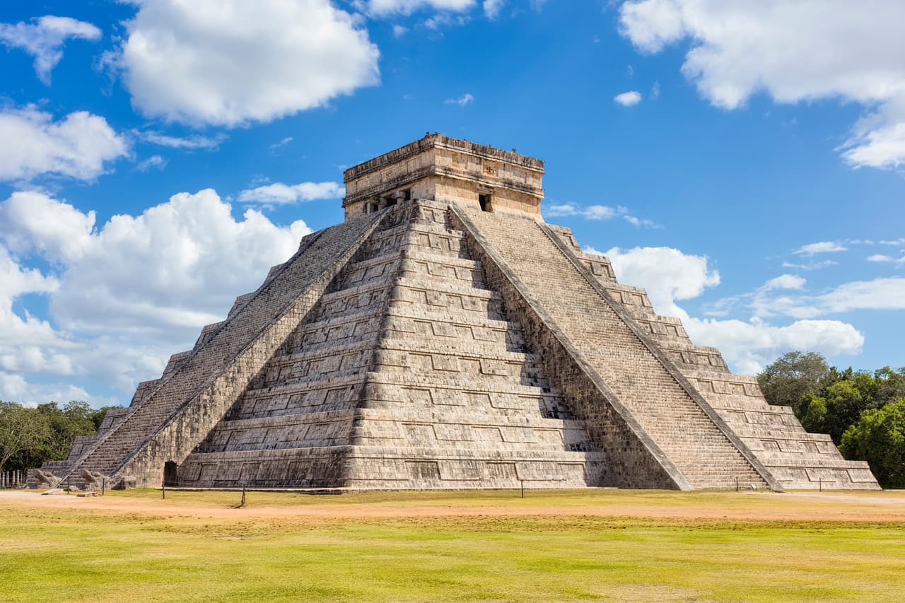 Agreden y arrestan a un turista por escalar a un templo en Chichen Itzá, México