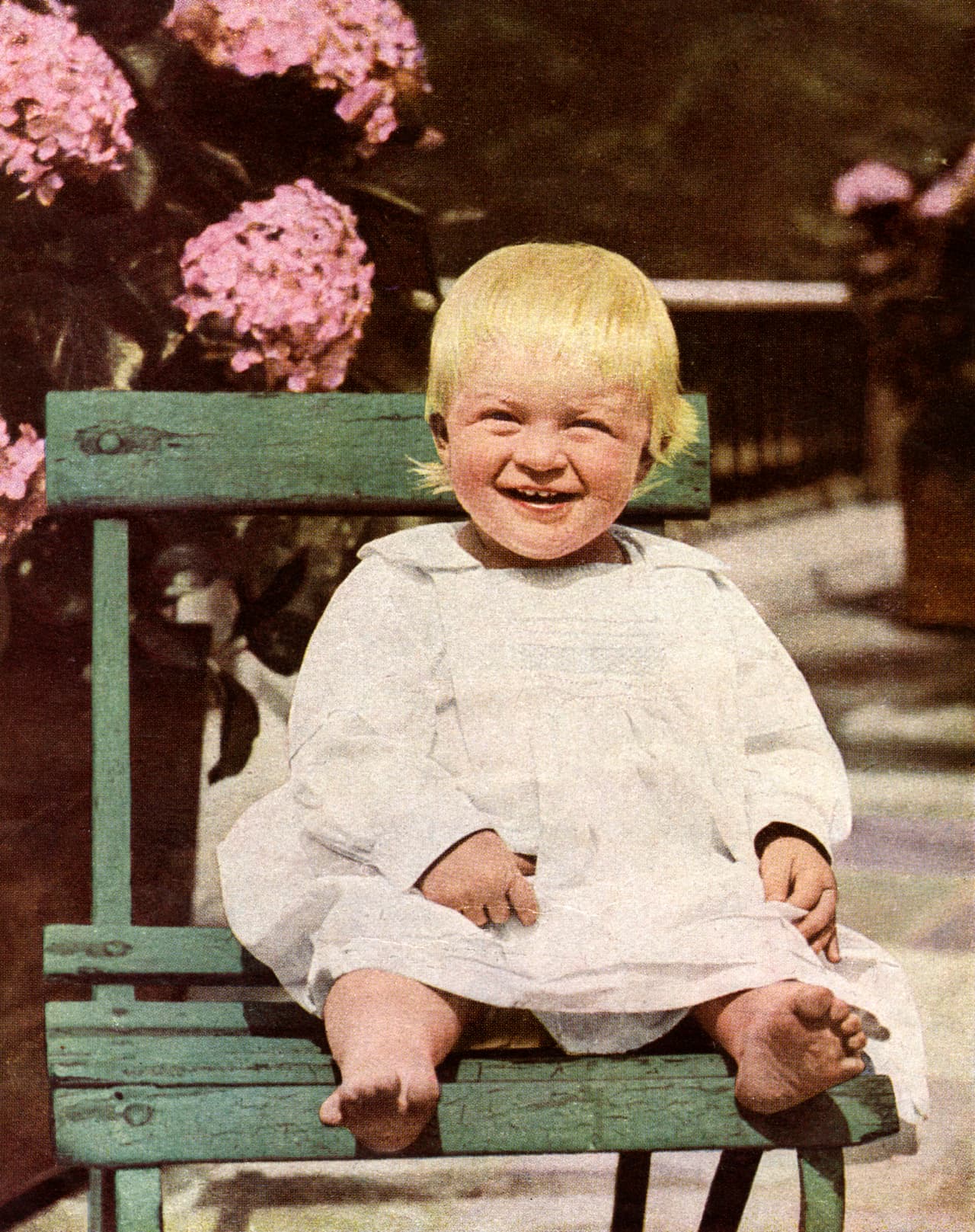 <h3 class="cms-H3-H3"><b>2.- Sus orígenes</b></h3>
<br>
<br>El nombre de nacimiento que recibió en 1921 fue el de príncipe 
<b>Felipe de Grecia y Dinamarca</b>. Esto debido a que su papá fue el príncipe Andrés de Grecia y Dinamarca y su mamá, la princesa Alicia de Battenburg. 
<br>