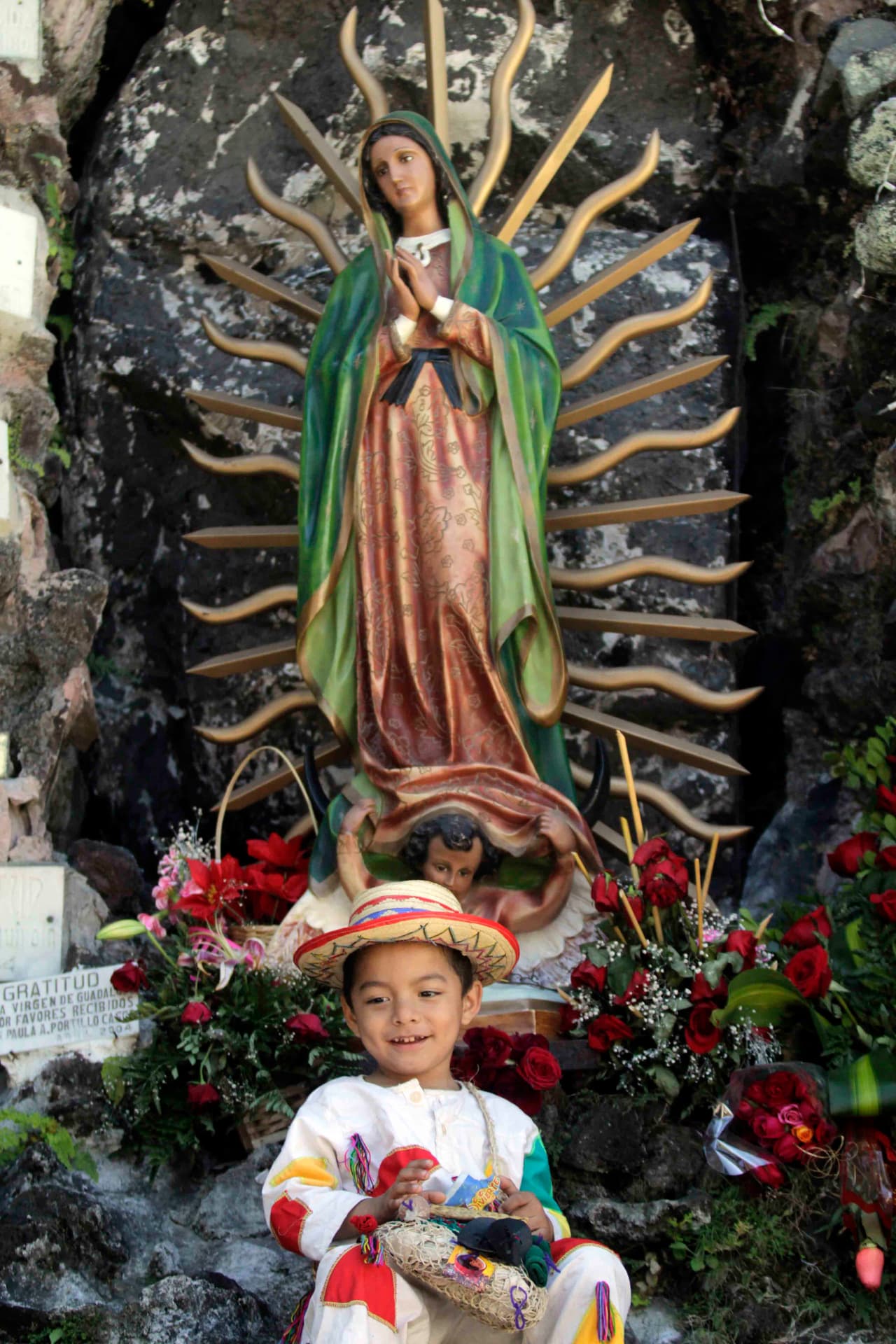 La Virgen volvió a aparecerse ante Juan Diego y le dijo que recogiera unas rosas en la colina. Aunque no era temporada de las flores, el indio las encontró y las recogió, colocándolas en su tilma (un manto que usaban los indígenas entonces, como una especie de delantal). Juan Diego regresó delante del Obispo y soltó la tilma donde llevaba las rosas, y fue ahí cuando ocurrió el milagro.