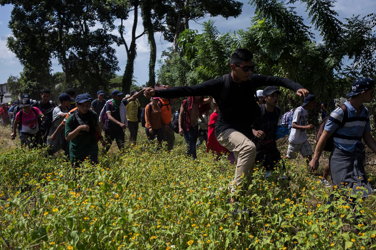 En menos de medio día, buena parte de la caravana estaba cruzando la frontera de El Salvador con Guatemala, y en menos de 24 horas estaban llegando a la ciudad de Tecún Umán, en la frontera con el estado mexicano de Chiapas. Algunos corrieron con suerte: si lograban que más de un camión o un 
<i>pick up</i> les diera aventón, avanzaban con más rapidez y sin costos. Otros tuvieron que pagar entre $5 y $10 a buses que se ofrecieron acercarlos a la frontera. El cansancio, las ampollas en los pies, la insolación y la deshidratación llevó a que las personas optaran por gastarse el poco dinero que llevaban. Entre la plaza El Salvador del Mundo y el parque central de Tecún Umán hay unos 276 millas (444 kilómetros) de distancia.