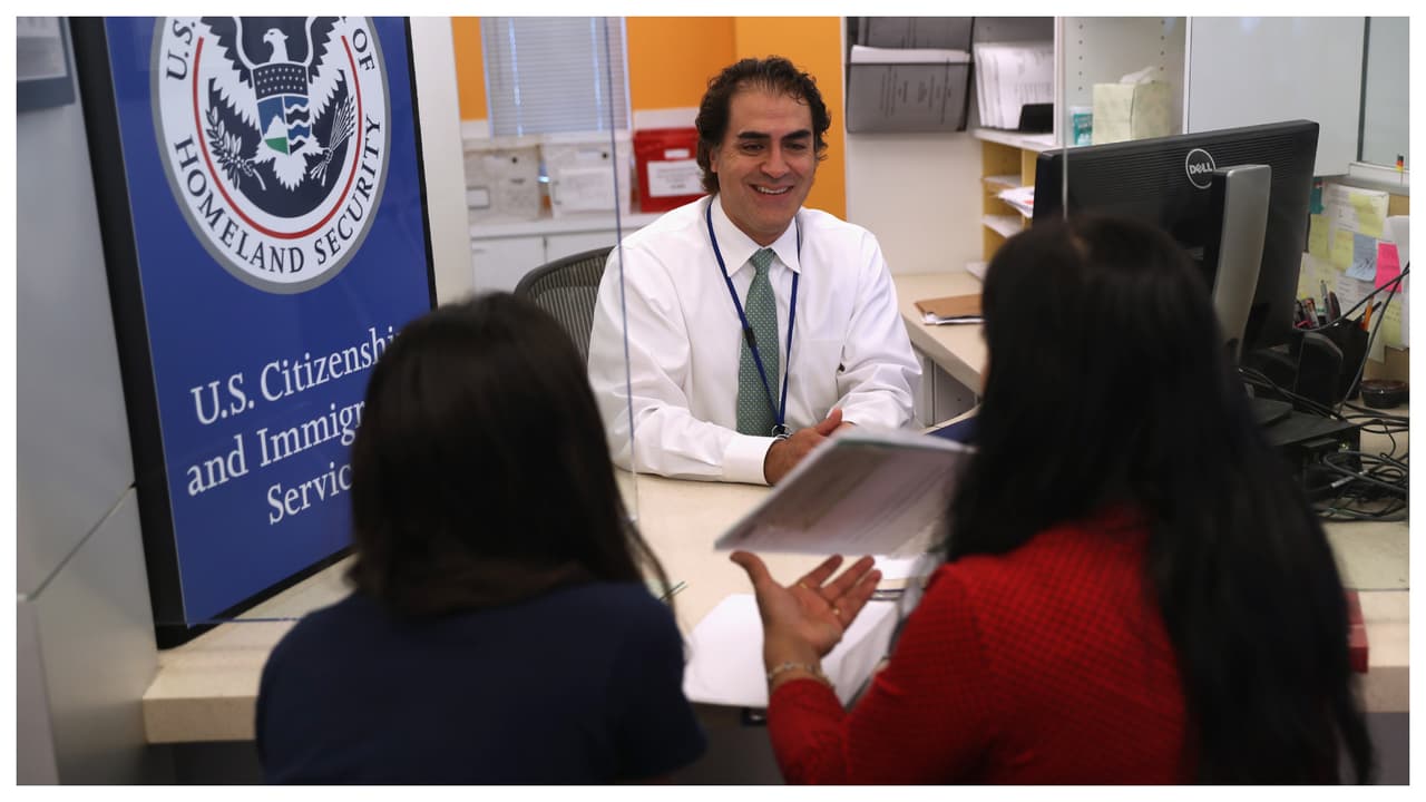 Nuevo programa 'Parole in Place' del Servicio de Inmigración de EEUU comienza este lunes 