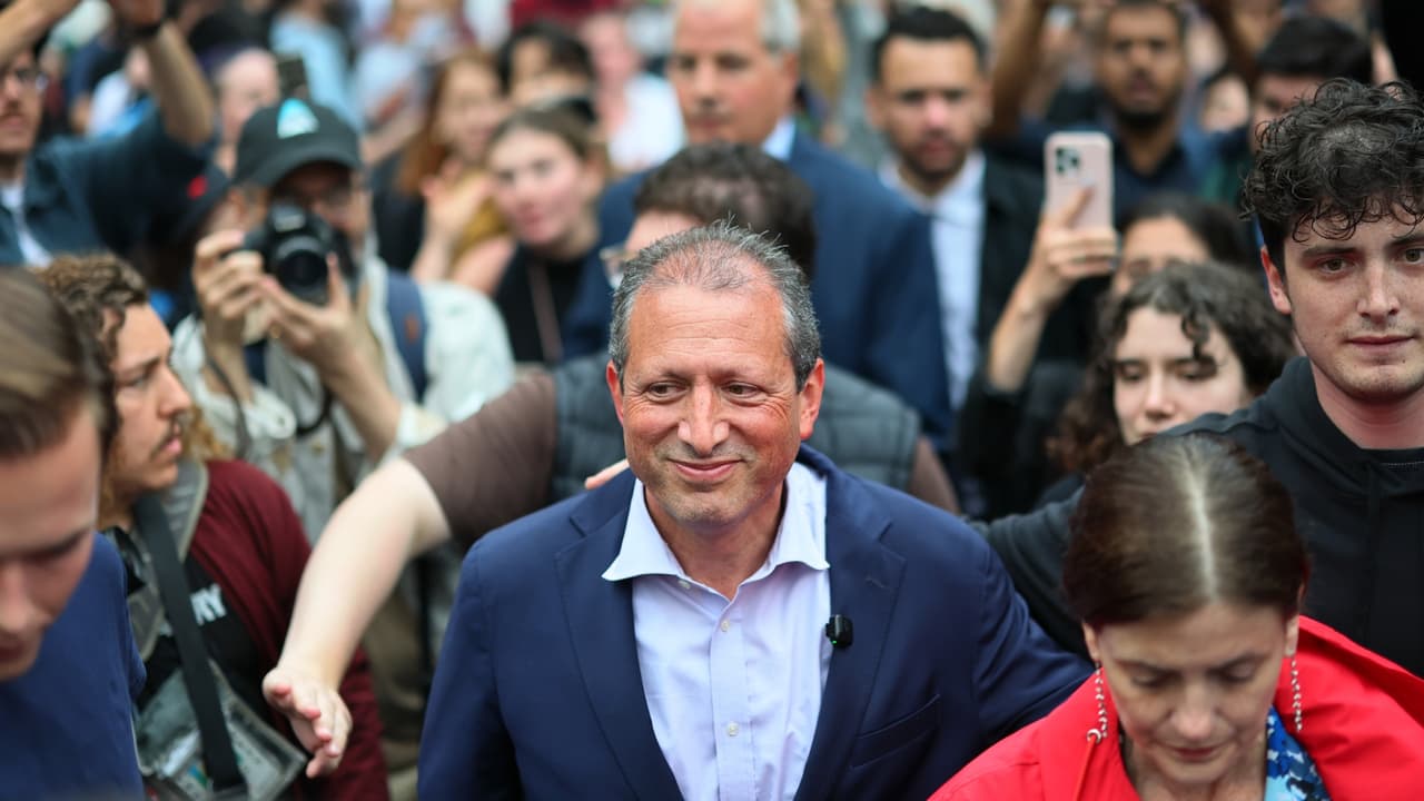 Brad Lander, candidato a la Alcaldía de Nueva York, fue arrestado cuando visitaba la corte de Inmigración en el Bajo Manhattan. Aseguró que ICE iba a detener a un inmigrante, por lo que preguntó por la orden de arresto y terminó detenido. Sin embargo, horas después fue liberado. “Voy a dormir esta noche con mi familia, pero no Edgardo, él está en un centro de detención”, dijo.