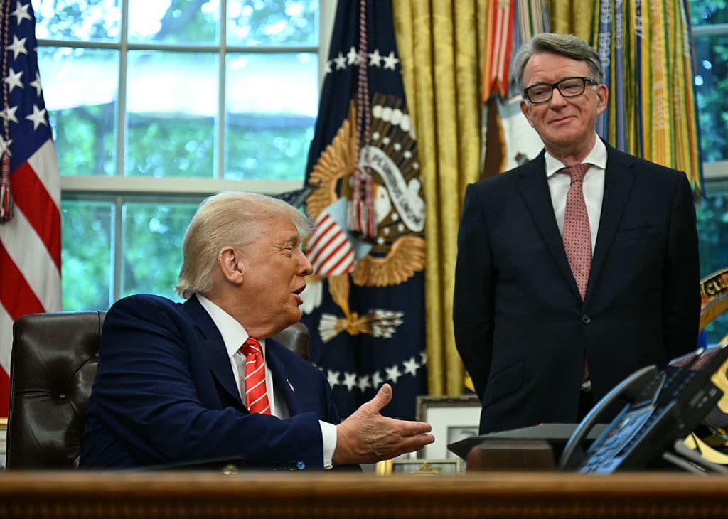El presidente Donald Trump estrecha la mano del embajador británico en Estados Unidos, Peter Mandelson, tras realizar un anuncio comercial en la Oficina Oval de la Casa Blanca en Washington DC, el 8 de mayo de 2025.