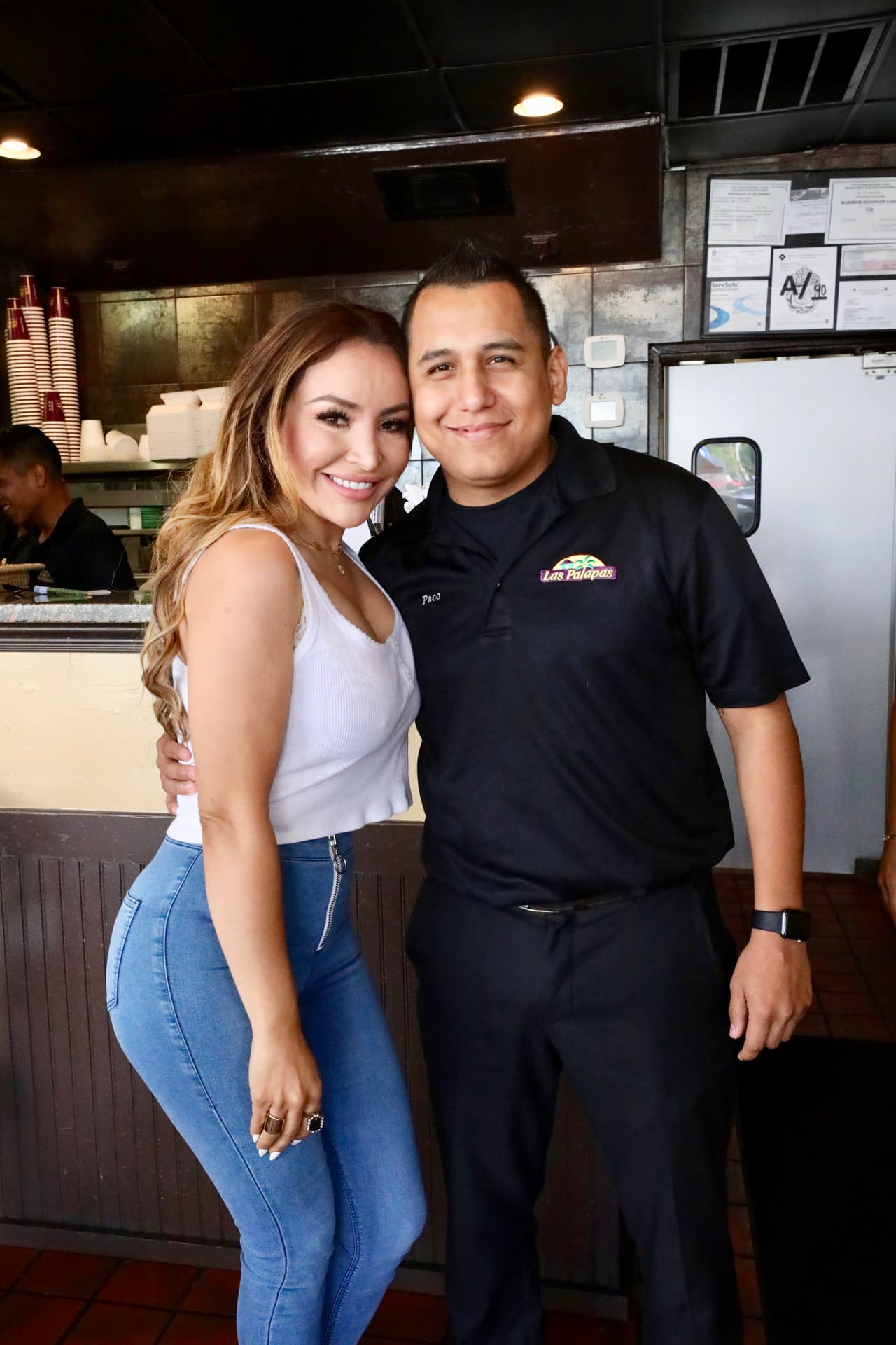 Pero uno de sus compañeros también le pidió la foto del recuerdo a nuestra
<b>Bronquita</b>.