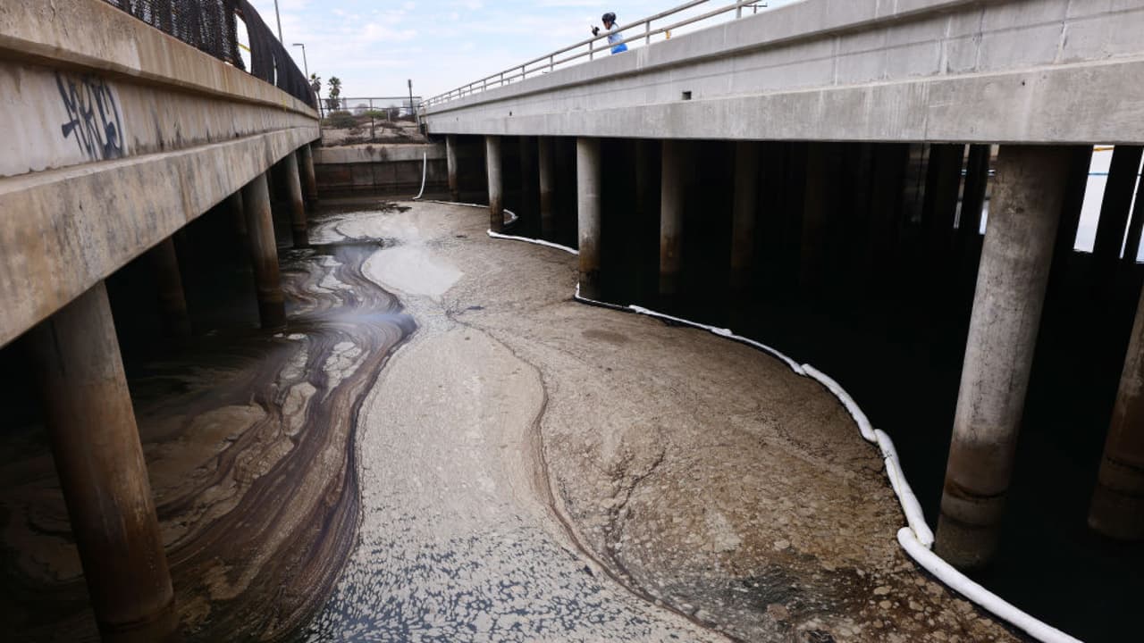 Estado de emergencia: Se estima que derrame de petróleo en costas de Huntington Beach es de 144,000 galones