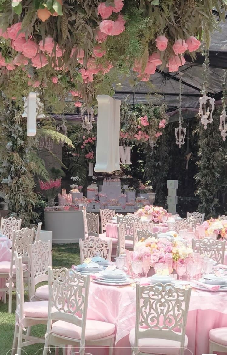 La decoración de lugar fue blanco con rosa y los centros de mesas combinaron con las letras que colgaban en el espacio y que formaban el nombre de María.