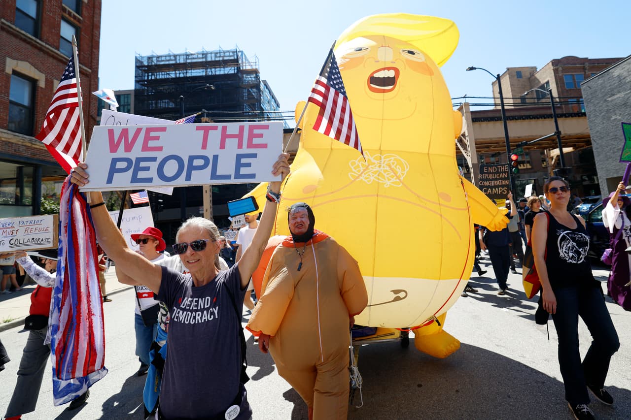 Miguel, otro manifestante, explicó que asistió a la marcha porque no se trataba solo de defender a los inmigrantes, sino también de apoyar a la comunidad LGBTQ+, luchar por los derechos civiles, pedir un alto a la guerra en Palestina y defender los derechos reproductivos de las mujeres.
