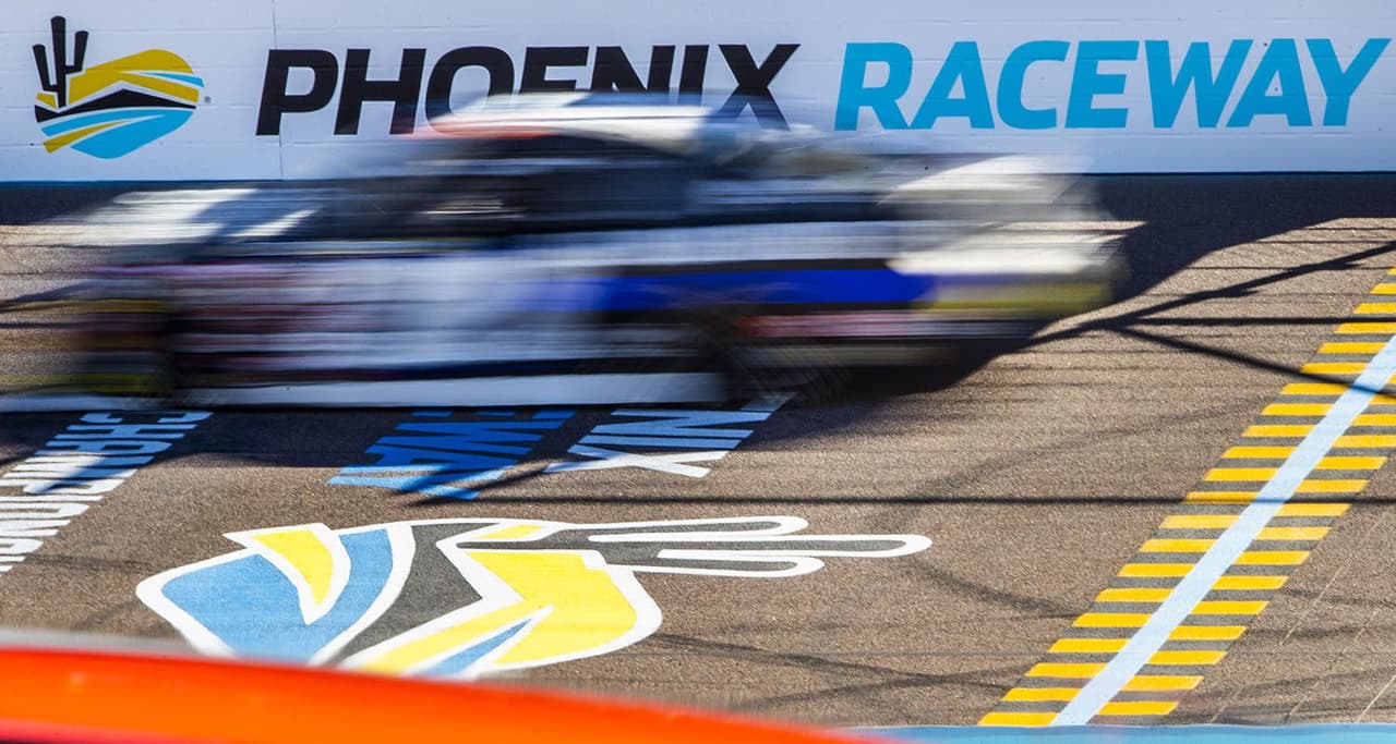 Gana boletos para el concierto de Phoenix Raceway con Latino Mix 100.3