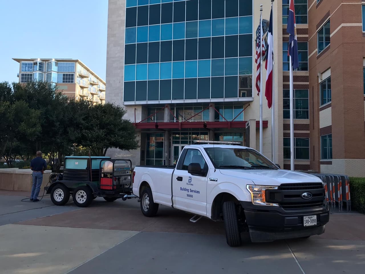 Equipos de limpiezan borraron los mensajes de odio que dejaron pintados en la pared del departamento de la policía de la ciudad.