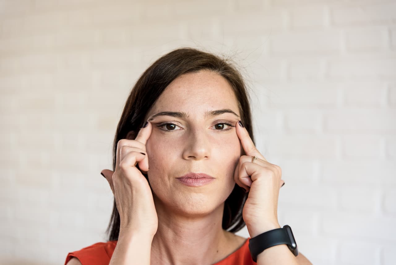 Esto es muy bueno para reducir las arrugas de los ojos, aumentar la circulación y relajar los músculos, según Scavone. Luego, con los dedos índices, con mucha suavidad, como una pincelada, justo debajo de los ojos, masajea de la nariz hacia fuera 4 veces, para calentar y relajar la zona de los ojos. Esto ayuda a reducir las bolsas y ojeras bajo los ojos, eliminación de toxinas y aumentar el flujo de sangre y oxígeno en la zona.