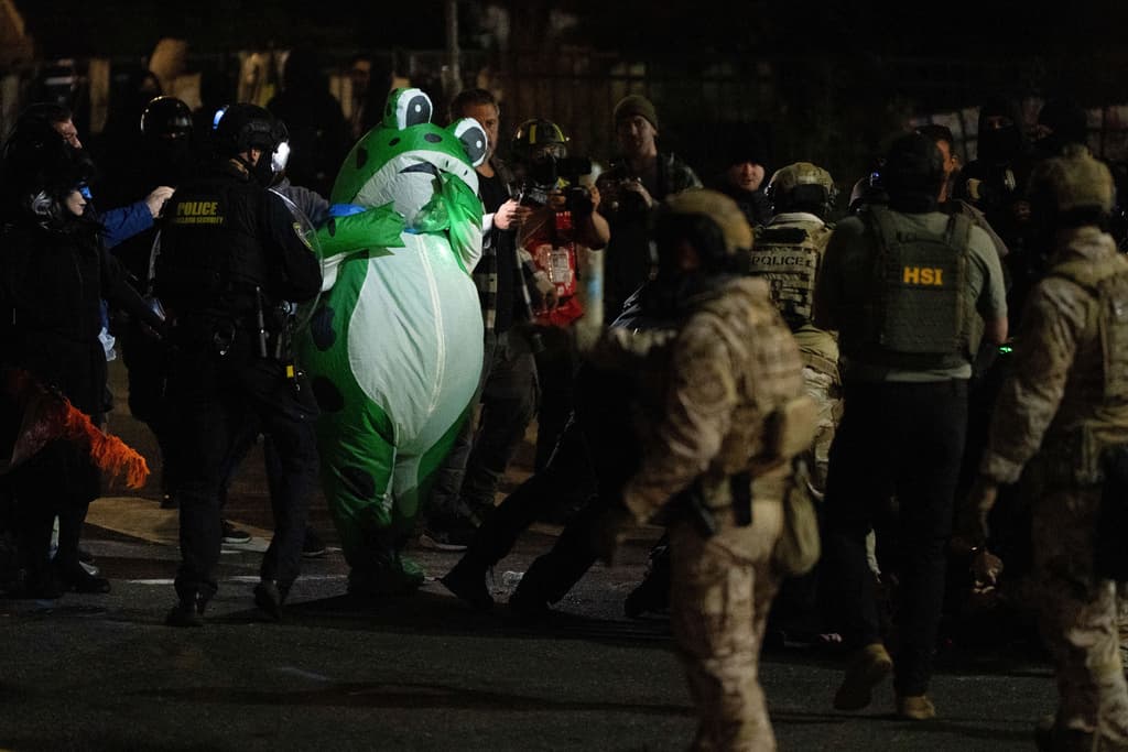 En las manifestaciones contra las redadas del
<b>Servicio de Inmigración y Control de Aduanas (ICE) </b>en diversas ciudades de Estados Unidos, es común ver a algunas
<b><a href="https://www.univision.com/local/los-angeles-kmex/de-rodillas-con-flores-incienso-y-un-dinosaurio-las-protestas-contra-ice-en-los-angeles-de-las-que-poco-se-habla-fotos" target="_blank">personas disfrazadas</a></b>. Al momento, ninguna con el impacto de
<b>la rana inflable</b> de
<b>Portland</b>, en Oregón.
<br>
<br>El jueves 2 de octubre, mientras
<b>se manifestaba contra los operativos de ICE</b> frente a sus oficinas, en la avenida Macadam, múltiples cámaras captaron cuando agentes federales le rociaron gas pimienta.
<b>¿Quién estaba adentro del disfraz? </b>
<br>
<br>
<b>Seth Todd</b>, quien se describe como
<b>latino y miembro de la comunidad mexicana.</b> Confesó en exclusiva a
<b>The Oregonian</b>, que sintió el efecto del gas, aunque ha "comido
<b><a href="https://www.univision.com/local/san-antonio-kwex/los-mejores-tamales-de-america-latina-video" target="_blank">tamales</a> más picantes</b>".