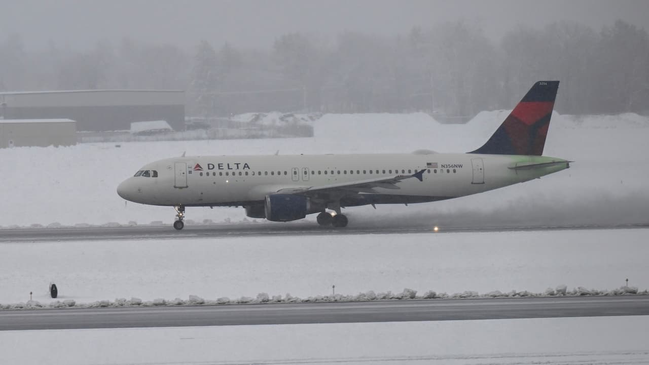 Tercer día de cancelaciones masivas en aeropuertos de Nueva York: más de 1,400 vuelos afectados