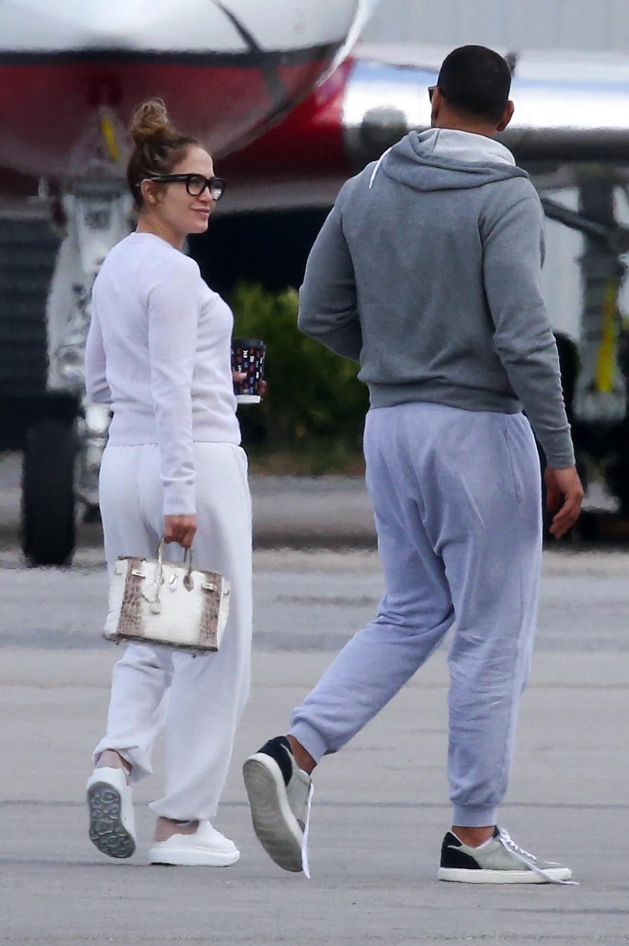 A-Rod, por su parte, la acompañó en su trayecto hasta el avión, que estaba muy cerca del suyo.