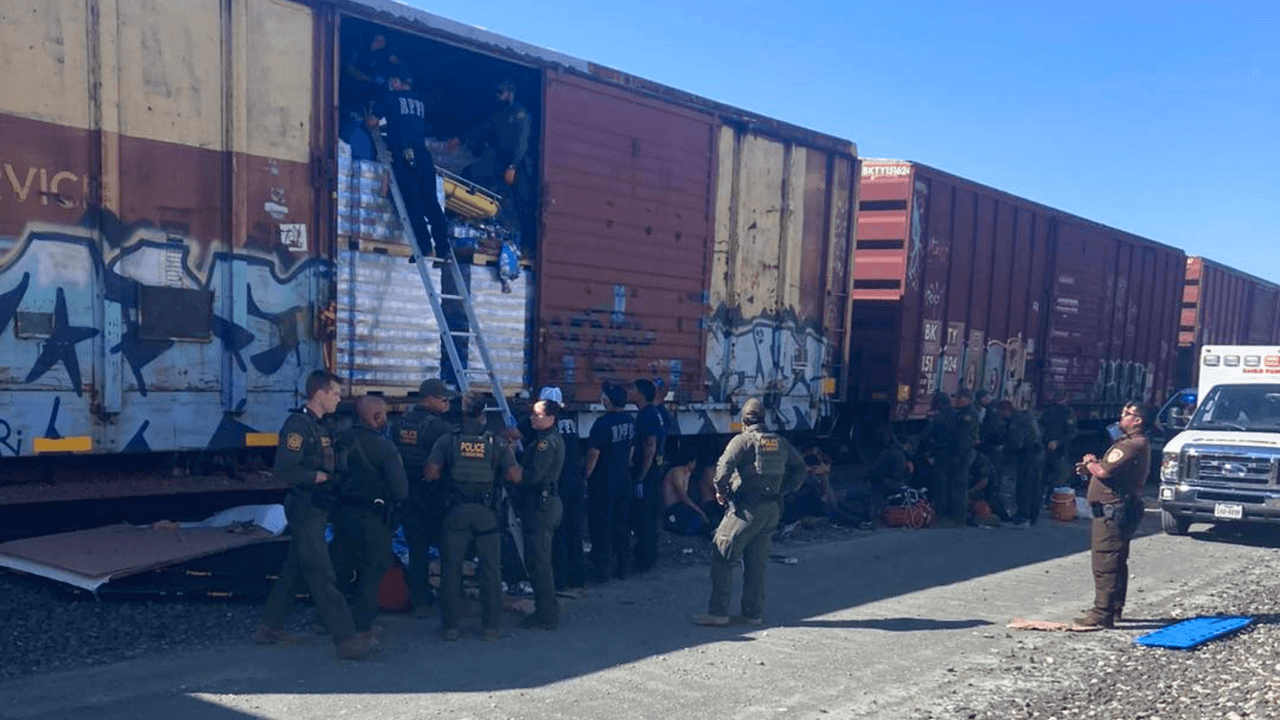 Un día después de que dos inmigrantes murieran dentro de un vagón, reportan otra muerte en incidente similar  