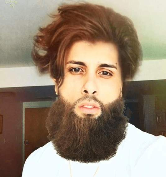 El más loco de los urbanos, Nicky Jam utilizó una app en su cel para ponerse una barba inmensa.