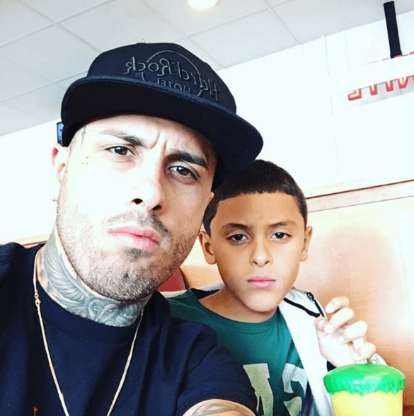 Juguetón como siempre, así posó con su hijo.