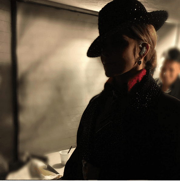 ¿Quién es esa misteriosa mujer? Se trata de Gloria Trevi, que así posó antes de salir a su concierto en Monterrey.