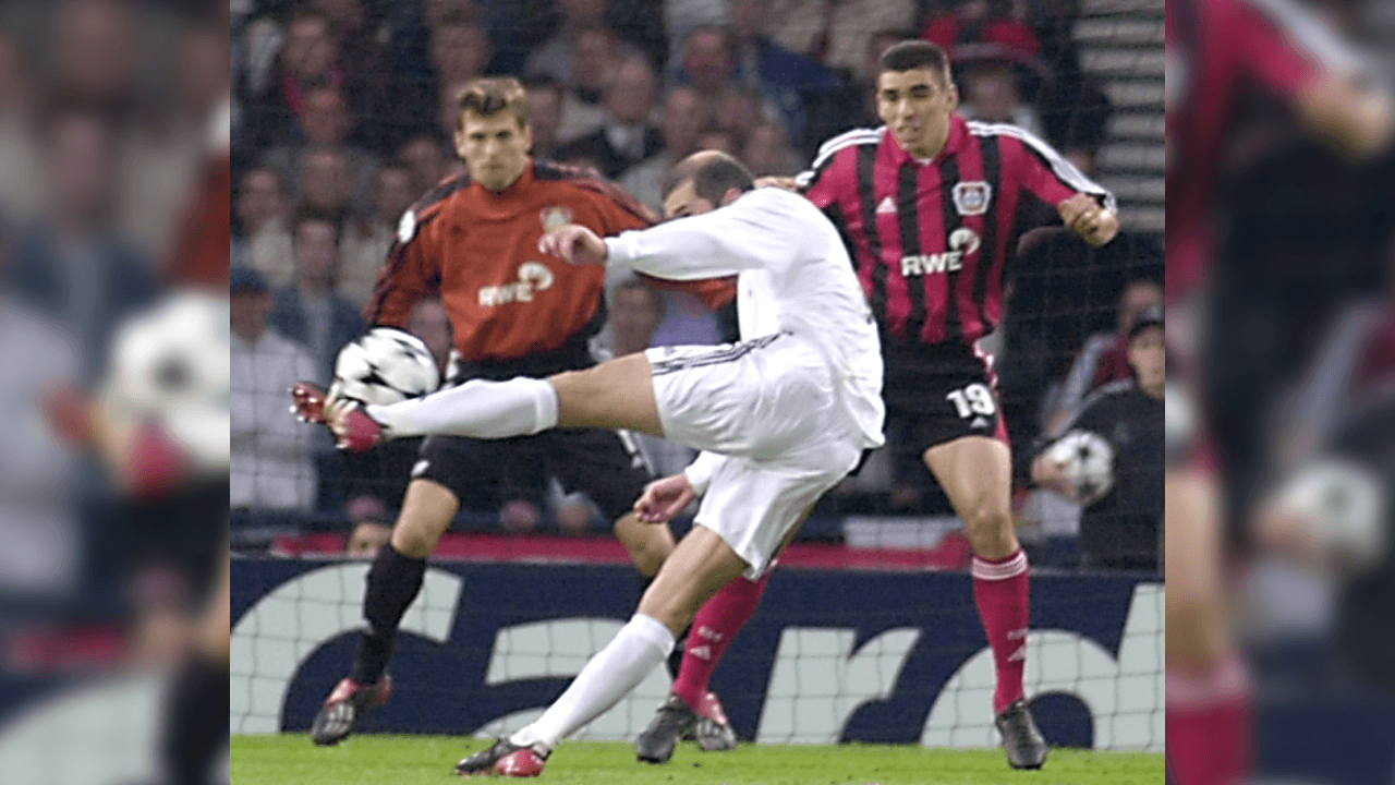 <b>¡Zidane impresionó al mundo!</b>
<br>- Corría el minuto 45 de la primera parte, justo antes del descanso, cuando un pase a profundidad para Roberto Carlos, fue rescatado por el lateral brasileño, mandó centro que quedó en los linderos del área y ahí apareció Zinedine Zidane para marcar una obra de arte con su botín izquierdo.