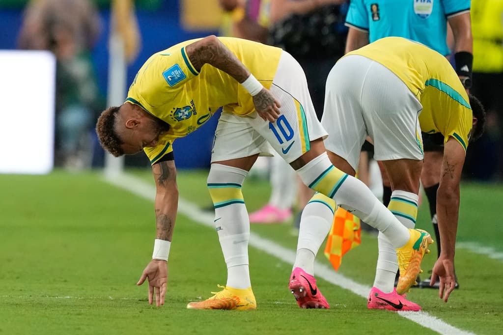 El brasileño Neymar reacciona al saltar al campo