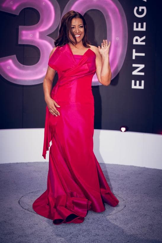 Milly Quezada en un traje rosa de Michelle Reynoso.