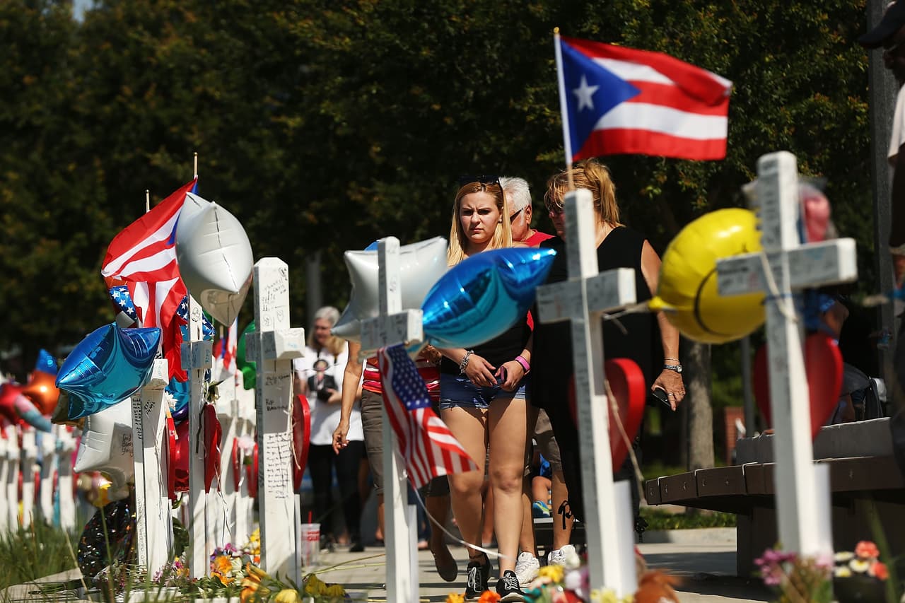 Los visitantes escribieron mensajes en las cruces que representan a cada uno de los fallecidos tras la masacre en Orlando
