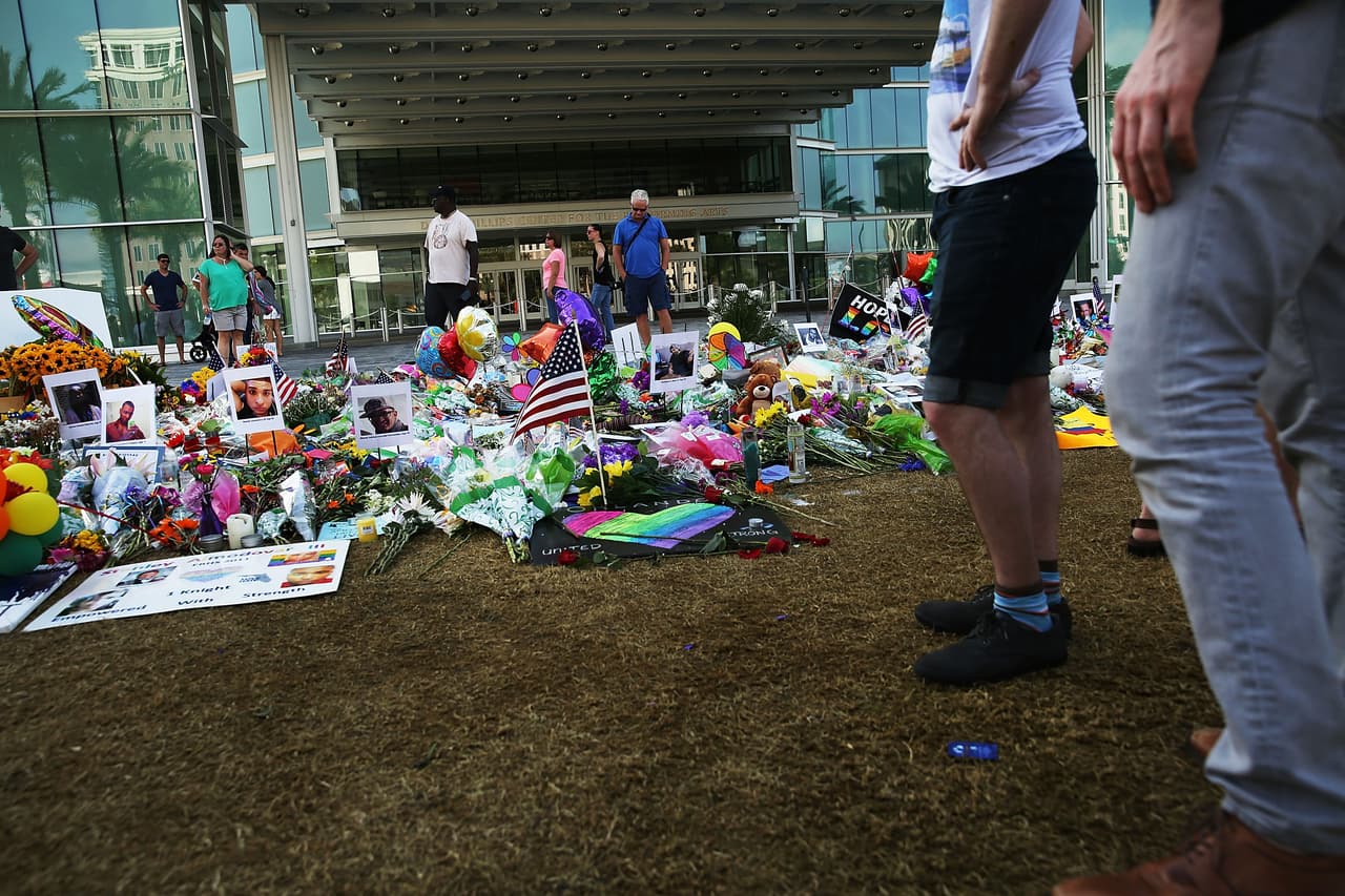 Las personas también depositaron las fotografías de los fallecidos