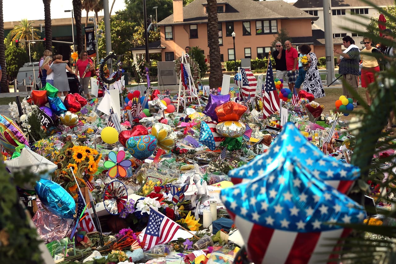 Personas depositan flores, globos y presentes para honrar la memoria de las víctimas