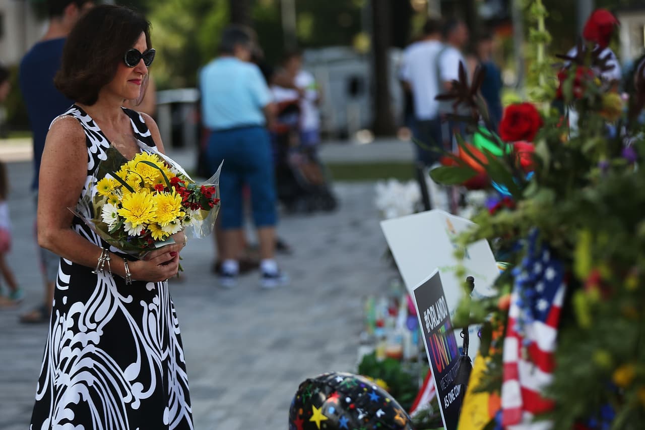 La gente visita un monumento que fue montado camino a la discoteca Pulse.
