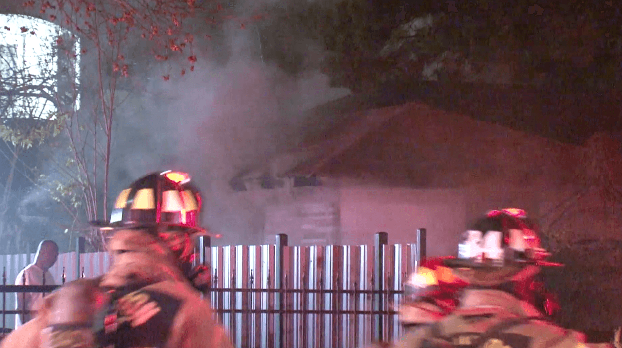 Mueren tres perros atrapados en un incendio residencial luego de alertar y salvar a sus dueños