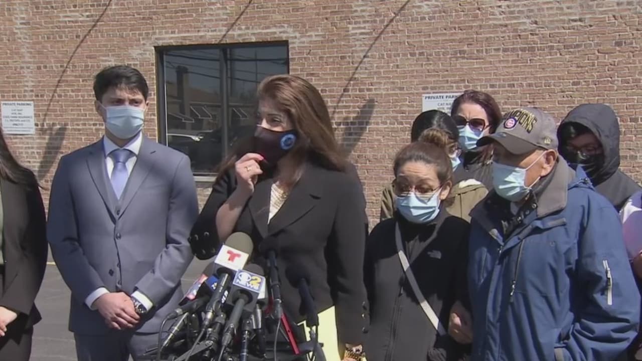 <b>Caso de Adam Toledo: </b>
<br>Adam Toledo, el menor de 13 años, falleció en marzo de este año en manos de la Policía. El caso de Toledo mantuvo a Chicago en la expectativa de saber qué sucedió la noche de su muerte. 
<b><a href="https://www.univision.com/local/chicago-wgbo/video-muerte-de-anthony-alvarez-baleado-la-policia-chicago-en-portage-park">Cuándo se revelaron los videos de COPA, miles salieron a las calles para protestar por su muerte</a></b>. Su madre, Elizabeth Toledo aún clama por su justicia. 
<b><a href="https://www.univision.com/radio/dallas-kfzo-fm/queremos-justicia-hermano-nino-tengo-mucho-que-decir-del-habla-hermana-adam-toledo">Los familiares de la mujer también hacen el mismo llamado. </a></b>