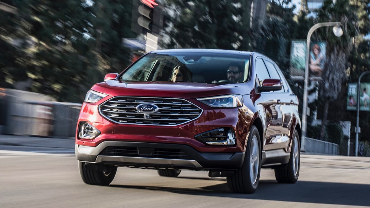 De los pilares frontales hacia adelante la Ford Edge 2019 es
<b> totalmente nueva</b>. El nuevo frontal cuenta con un diseño muy sofisticado en el que las luces de manejo diurno parecieran continuar debajo de los parachoques para reaparecer en la parte inferior como faro de niebla, formando un 
<b>elemento visual en forma de 'C'</b>. La parrilla, los faros frontales y los parachoque cuentan con nuevos diseños que buscan ampliar la sensación de horizontalidad del vehículo.