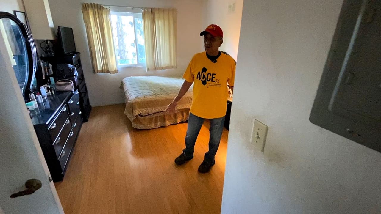 Francisco Pérez tuvo que poner de su propio dinero para cambiar el piso de su apartamento.